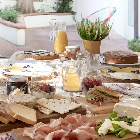 Oda ve Kahvaltı Arianna 3*